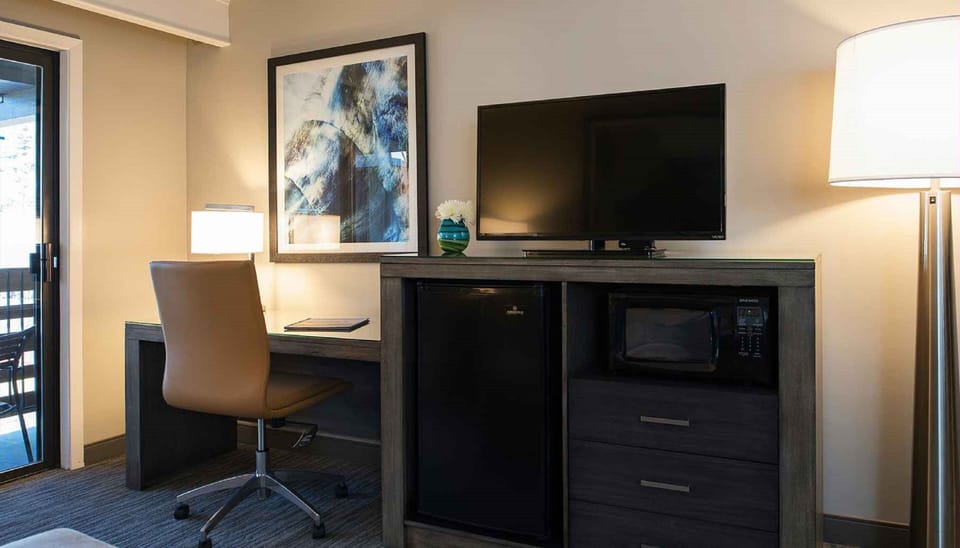 Lake View Double Queen | Blackout drapes, iron/ironing board, free WiFi, bed sheets