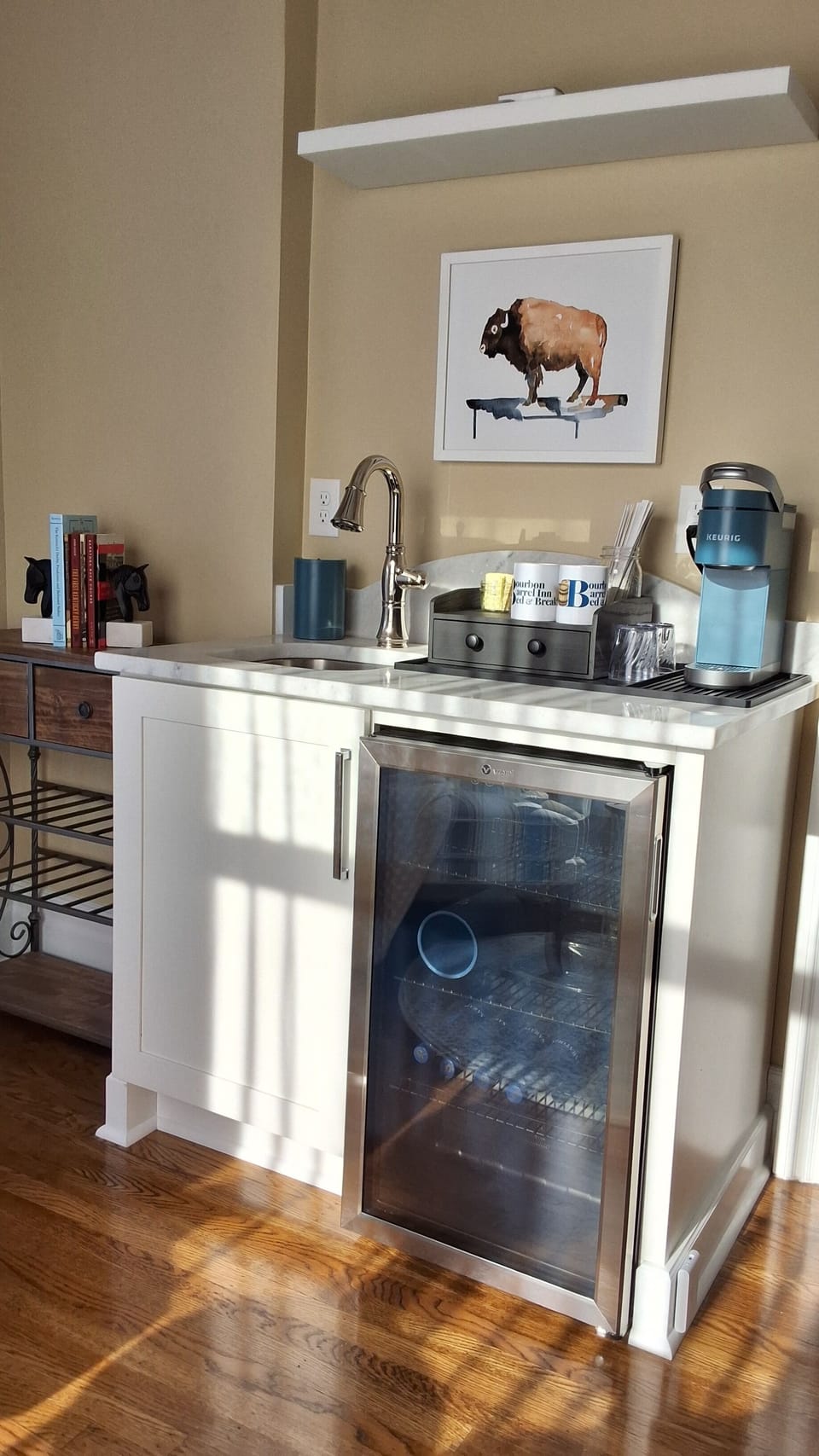 Superior Suite, 1 King Bed, Private Bathroom | Living area | 43-inch Smart TV with digital channels, Netflix, Hulu