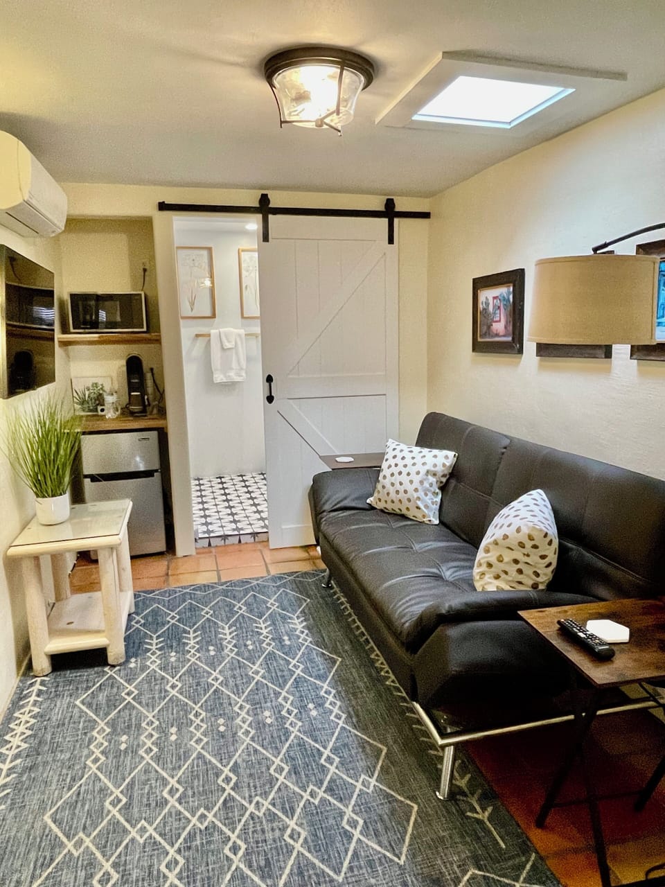 Classic Room, 1 Queen Bed | Living area | 42-inch Smart TV with satellite channels, Hulu, streaming services
