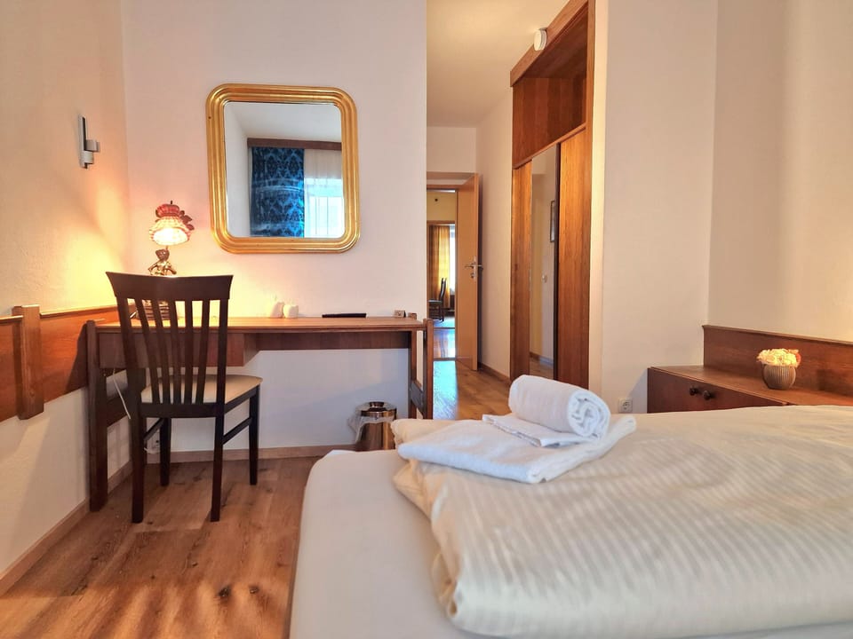 Standard Double Room | Desk, laptop workspace, blackout drapes, soundproofing