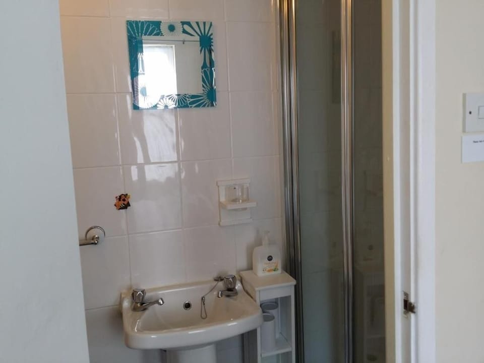 Double Room, Balcony | Bathroom | Hair dryer, towels, soap, shampoo