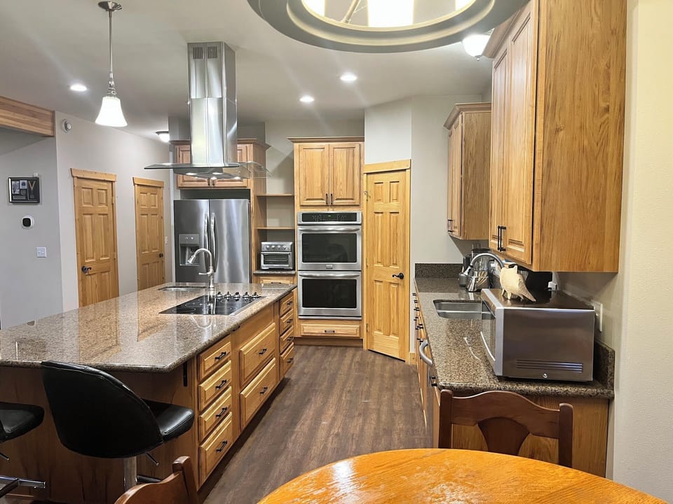 Microwave, blender, coffee pot, toaster oven all provided. 