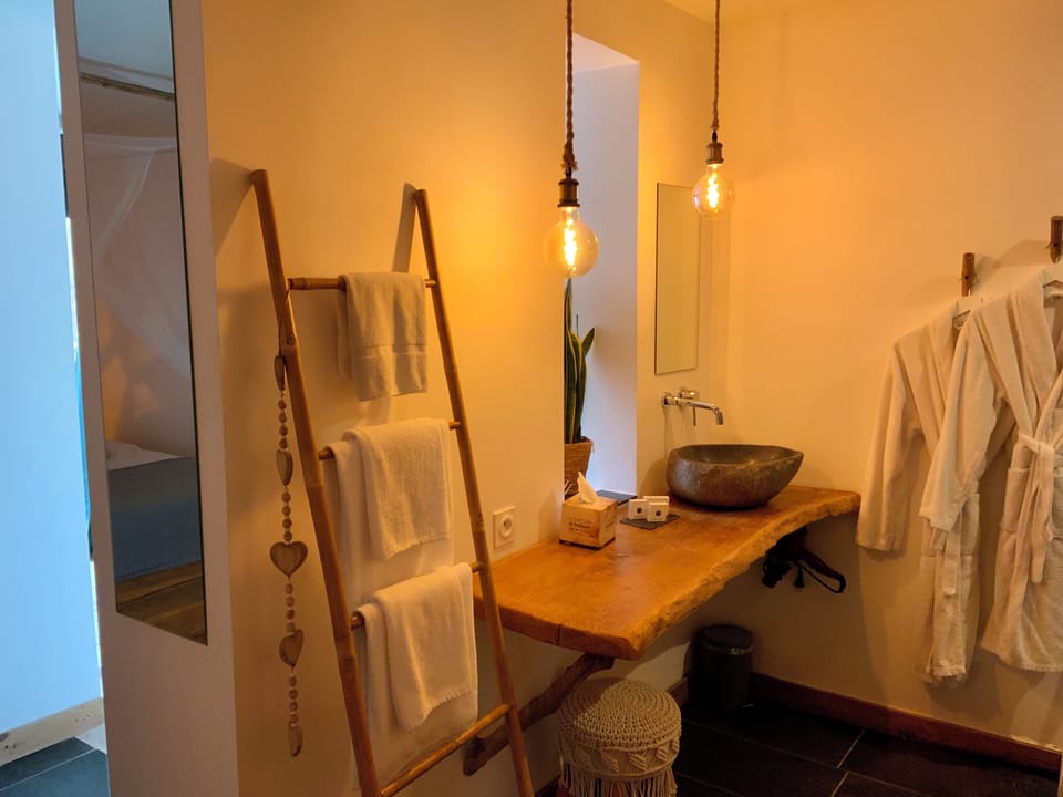 Luxury Suite | 1 bedroom, in-room safe, blackout drapes, soundproofing