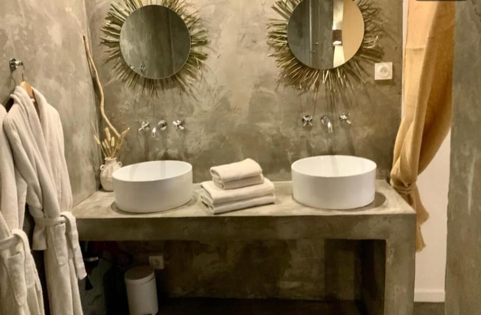 Luxury Suite | 1 bedroom, in-room safe, blackout drapes, soundproofing