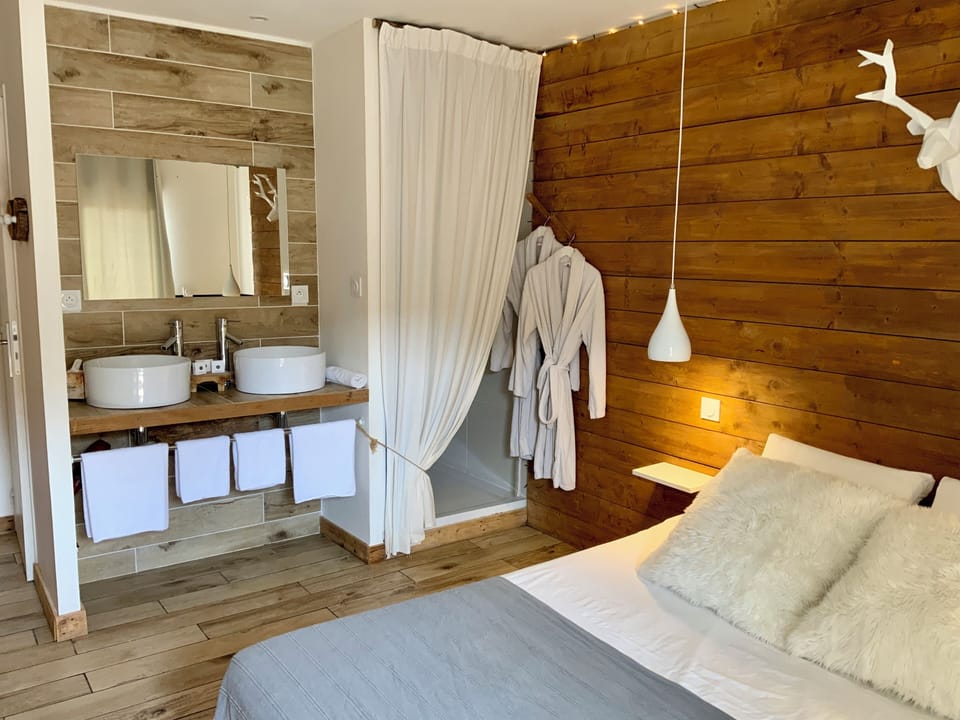 Luxury Suite | 1 bedroom, in-room safe, blackout drapes, soundproofing