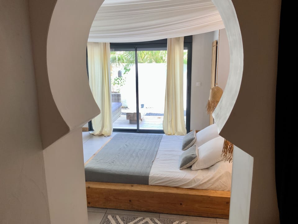 Luxury Suite | 1 bedroom, in-room safe, blackout drapes, soundproofing