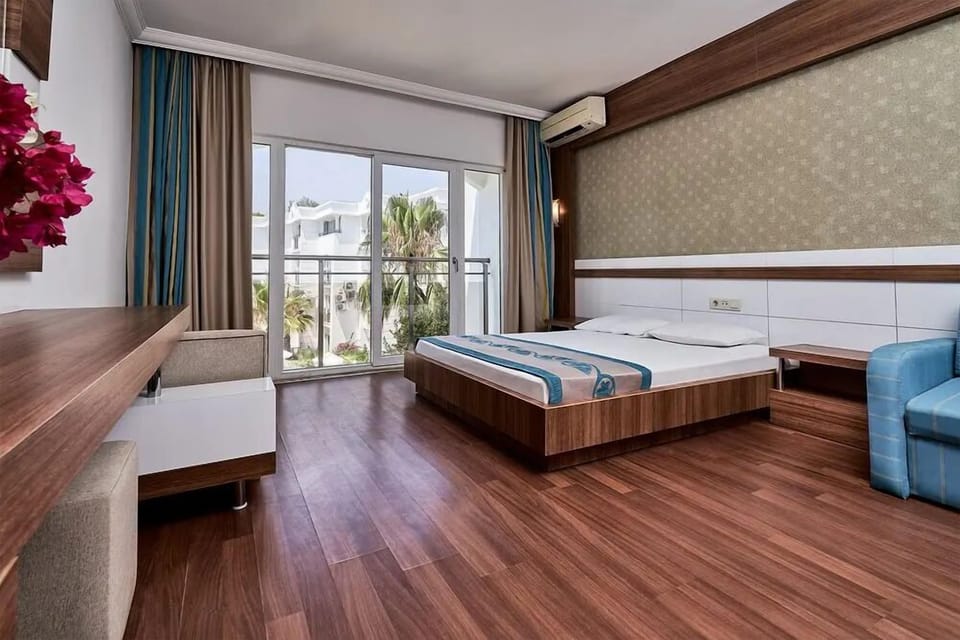 Premium bedding, minibar, soundproofing, bed sheets