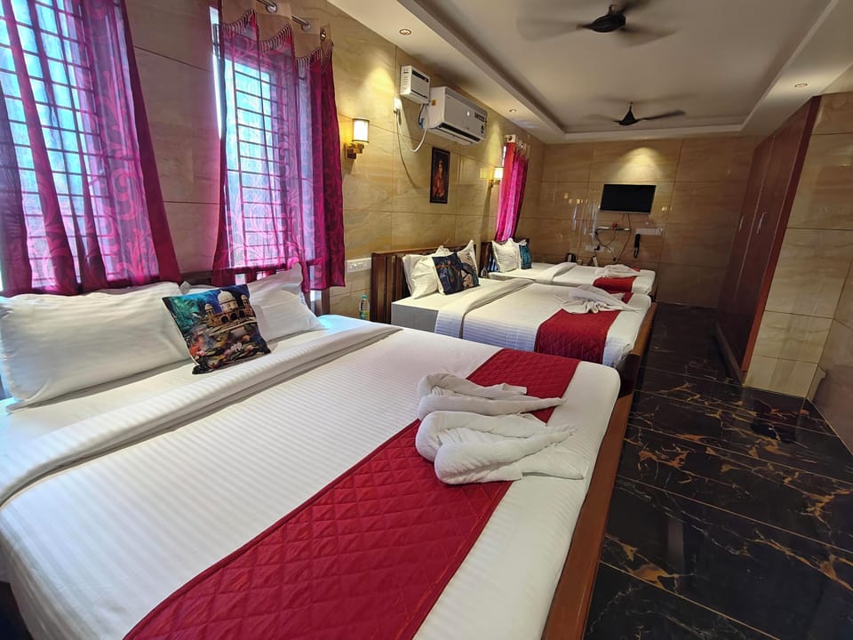 Grand Shared Dormitory | Desk, laptop workspace, soundproofing, bed sheets