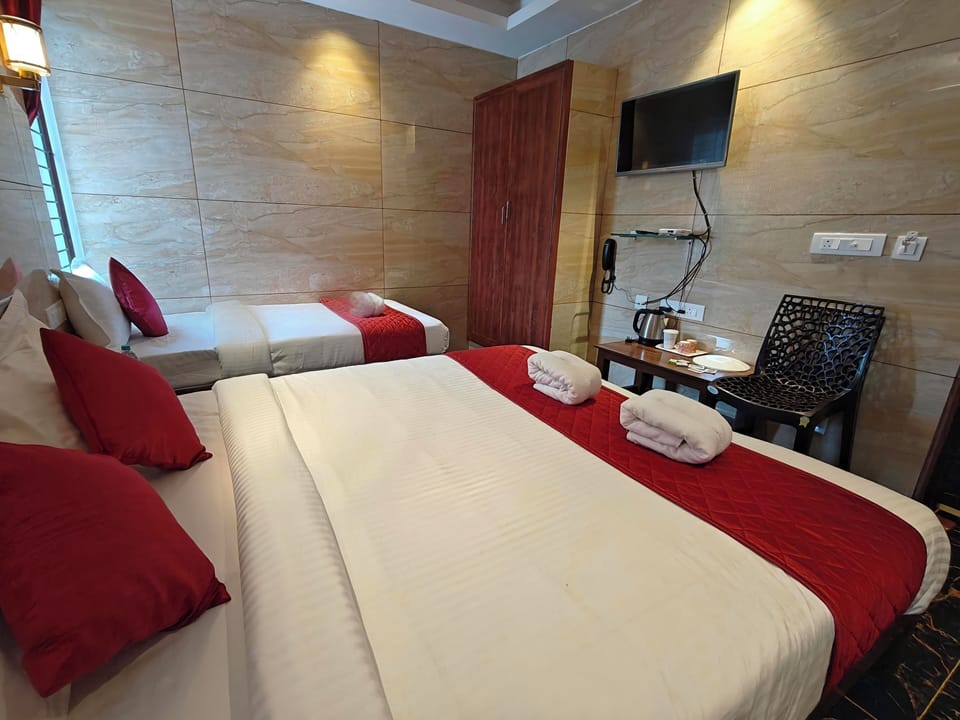 Standard Triple Room | Desk, laptop workspace, soundproofing, bed sheets