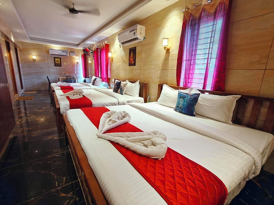 Grand Shared Dormitory | Desk, laptop workspace, soundproofing, bed sheets