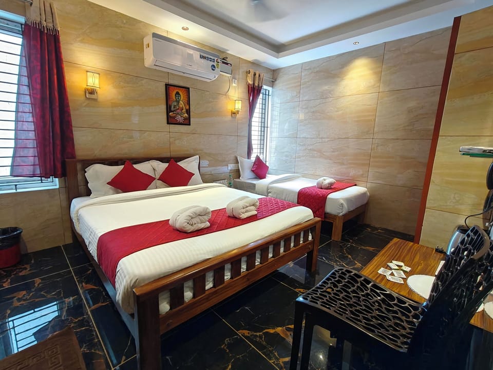 Standard Triple Room | Desk, laptop workspace, soundproofing, bed sheets