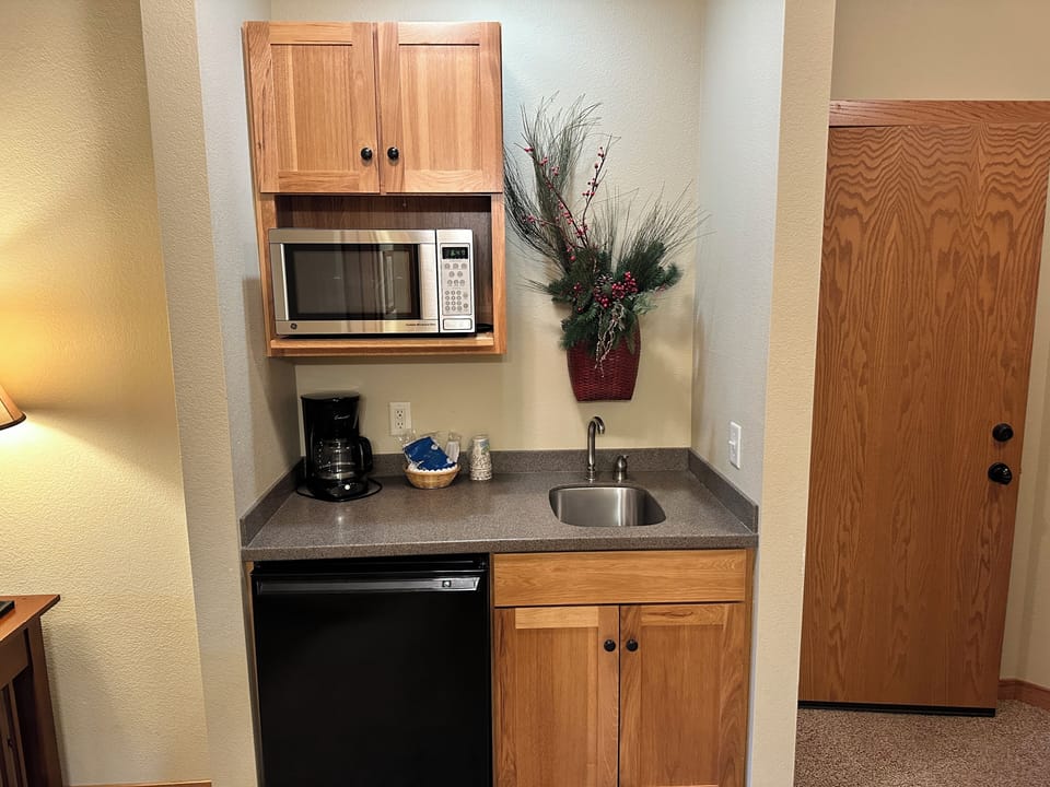 KITCHENETTE -STUDIO SIDE