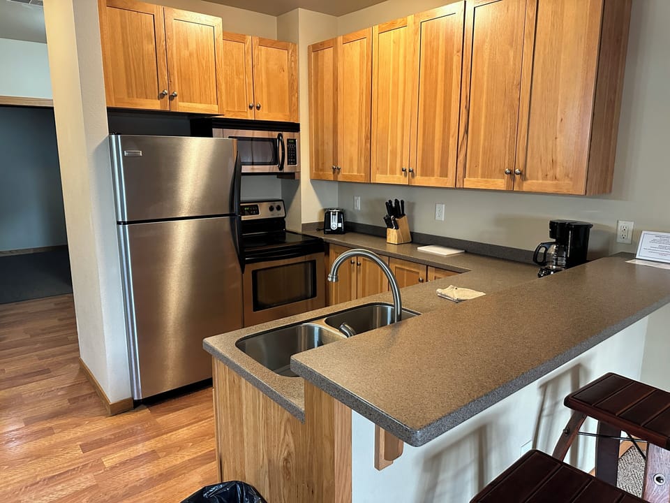 KITCHEN- SUIT SIDE