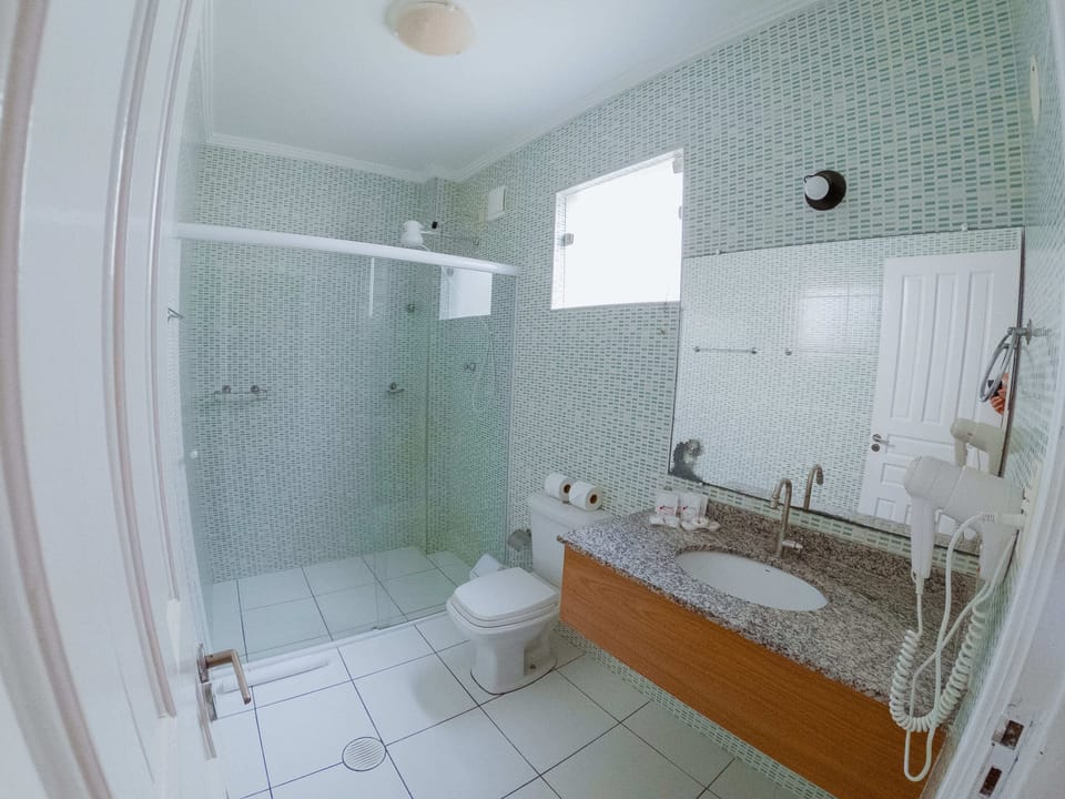Family Room | Bathroom | Shower, free toiletries, hair dryer, towels