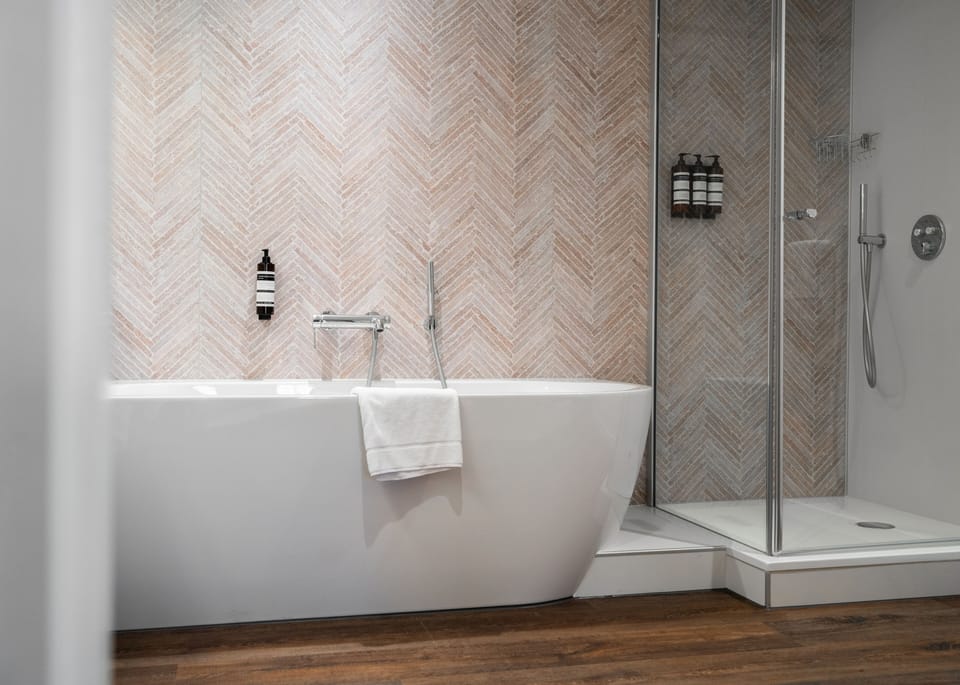 Suite | Bathroom | Combined shower/tub, hair dryer, towels