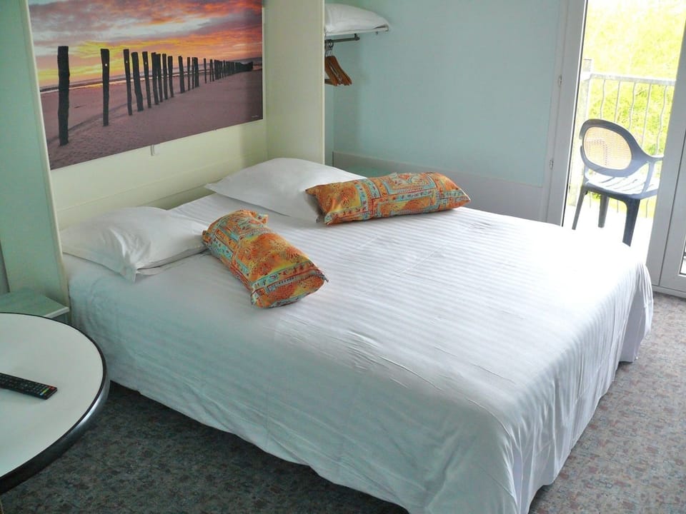 Cribs/infant beds, rollaway beds, free WiFi, bed sheets