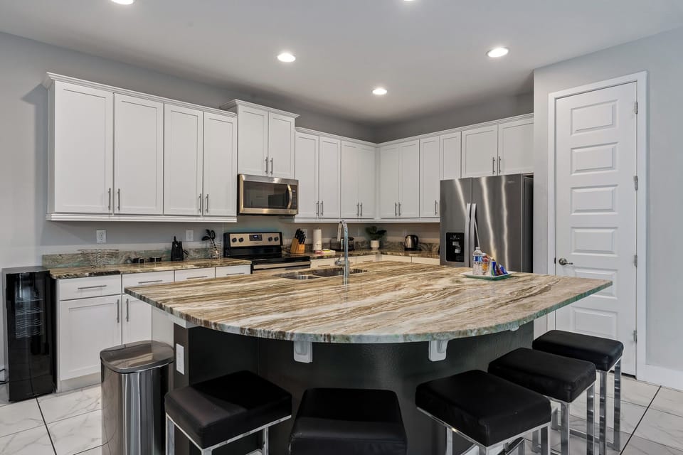 Modern appliances and generous counter space for effortless vacation cooking. A dream setup for families.