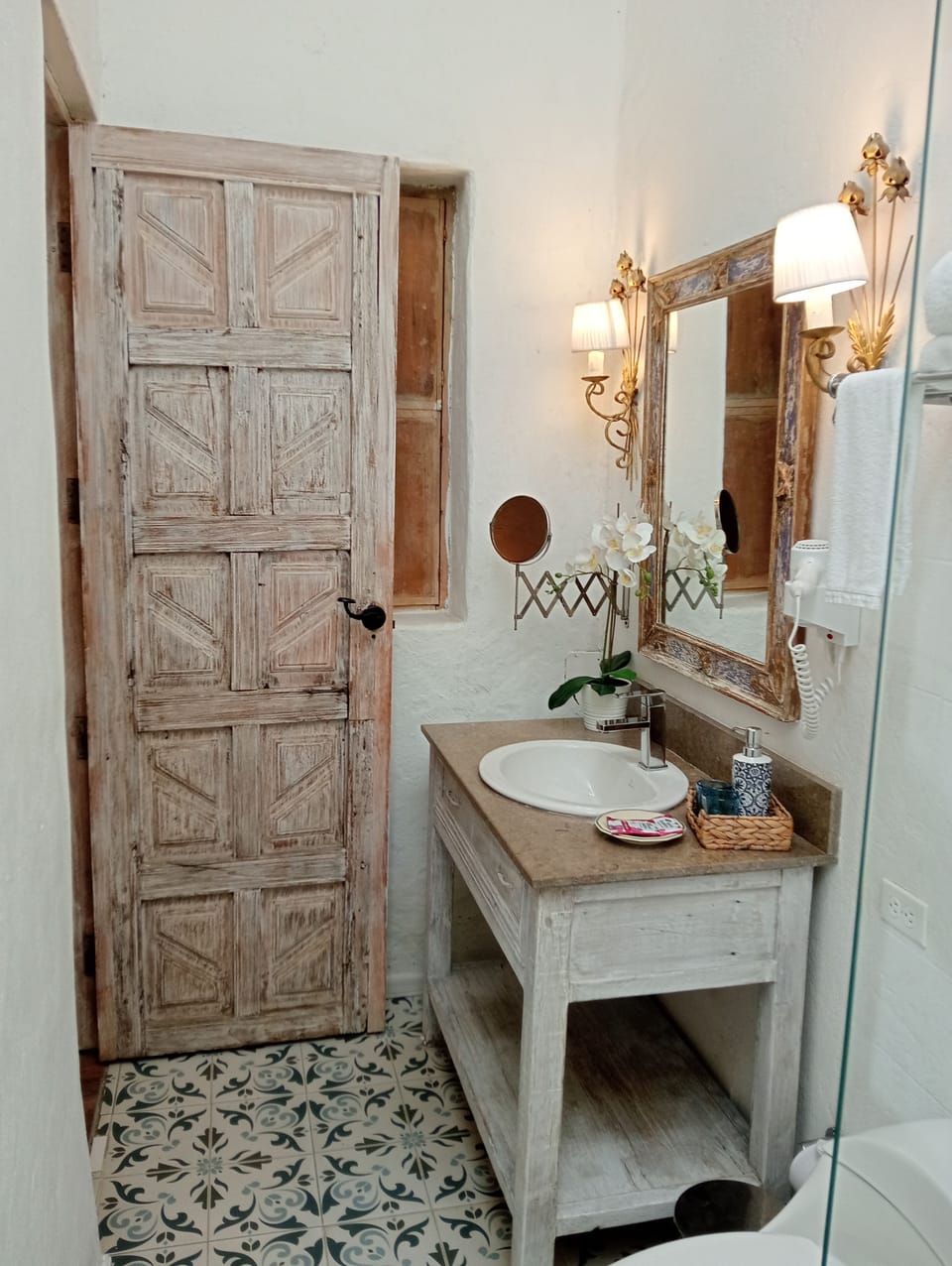 Portico | Bathroom | Shower, towels, soap, shampoo