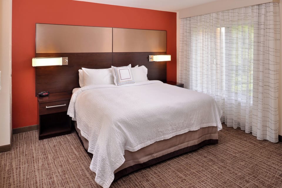 Studio, 1 King Bed | Premium bedding, down comforters, in-room safe, desk