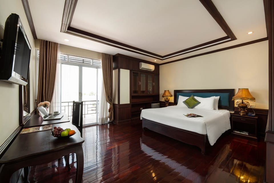 Deluxe Room | 10 bedrooms, premium bedding, down comforters, in-room safe