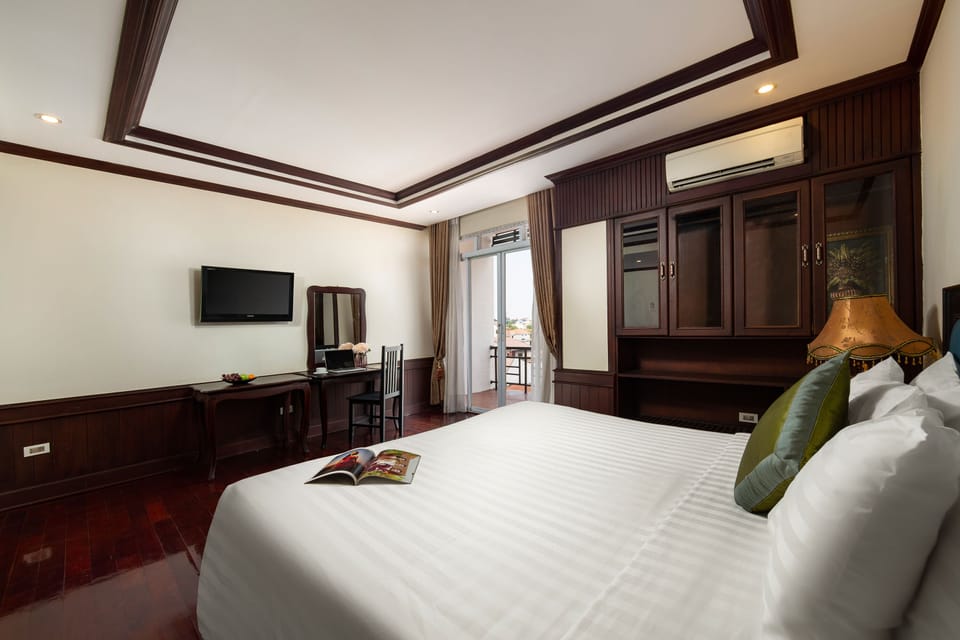 Deluxe Room | 10 bedrooms, premium bedding, down comforters, in-room safe