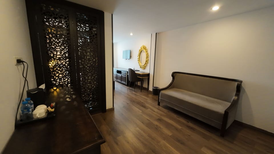 Junior Suite, 1 Queen Bed | Minibar, in-room safe, desk, soundproofing