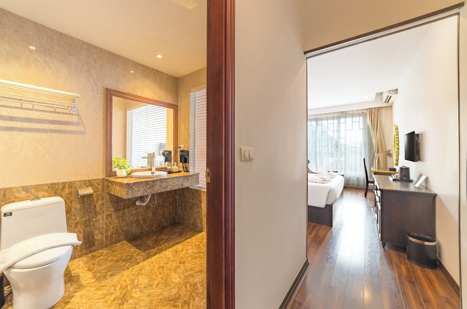 Junior Suite, 1 Queen Bed | Minibar, in-room safe, desk, soundproofing