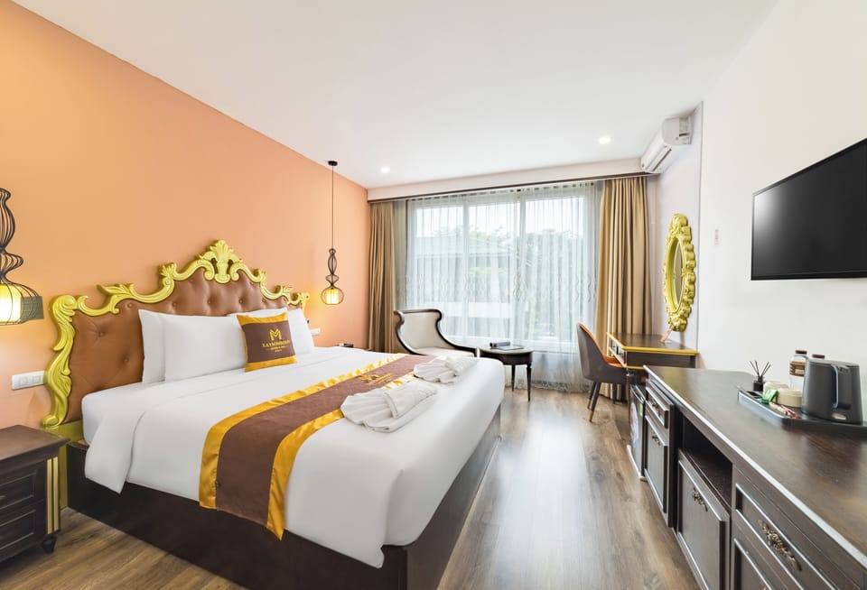 Junior Suite, 1 Queen Bed | Minibar, in-room safe, desk, soundproofing