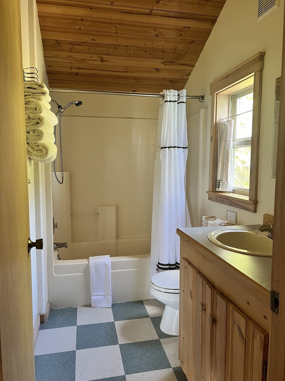 Who doesn't love an extra full bath?  Conveniently located near upstairs guest bedroom and spare room.