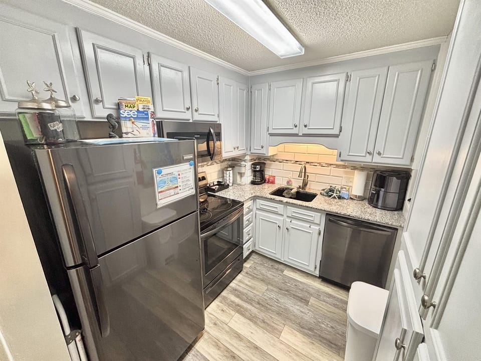 Updated kitchen and appliances