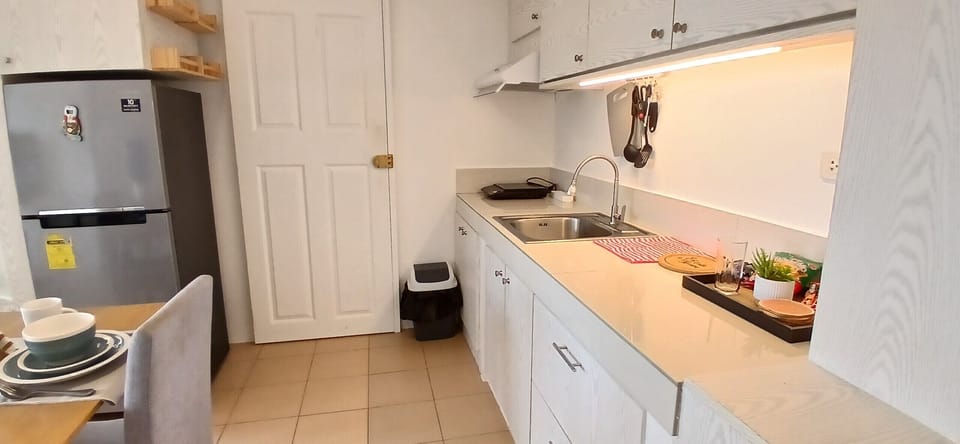 Fully equipped with appliances, spacious countertops.