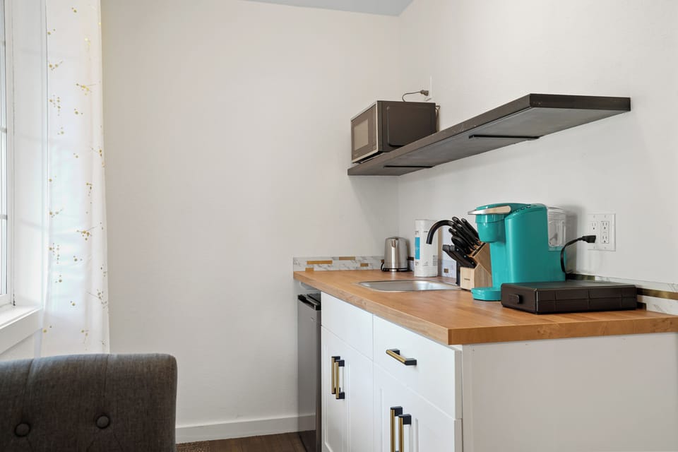 Superior Apartment, 1 Queen Bed with Sofa bed | Private kitchenette | Coffee/tea maker