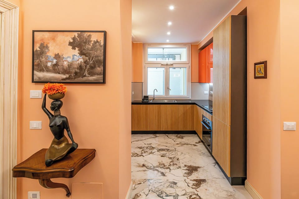Full-size fridge, oven, stovetop, dishwasher