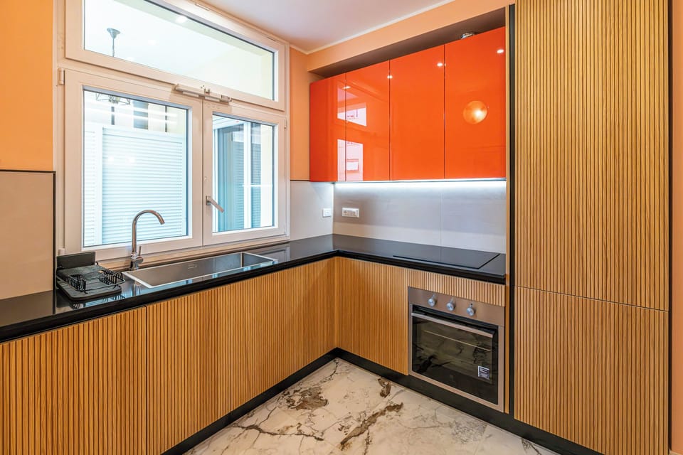 Full-size fridge, oven, stovetop, dishwasher