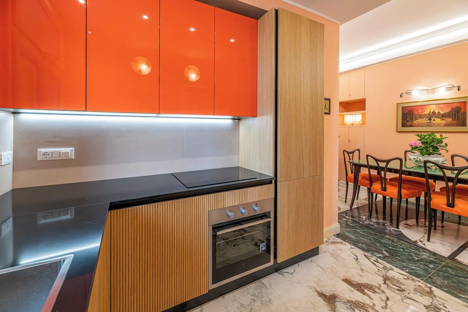 Full-size fridge, oven, stovetop, dishwasher