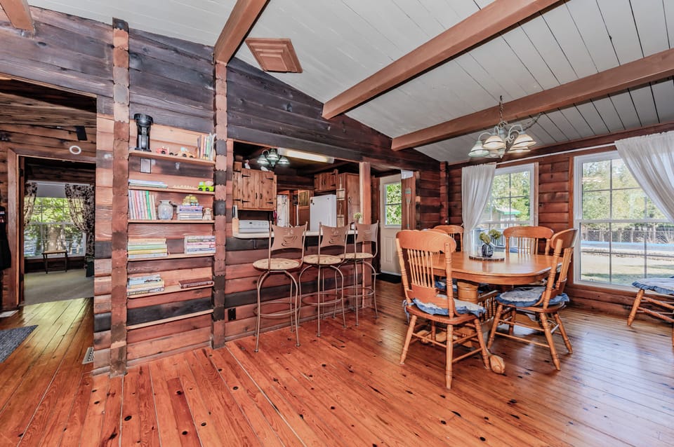 Enjoy a warm, rustic dining experience at this charming log cabin vacation rental. Featuring a cozy open-concept layout, forest views, and a fully equipped kitchen—perfect for family getaways, weekend escapes, or nature-filled retreats.