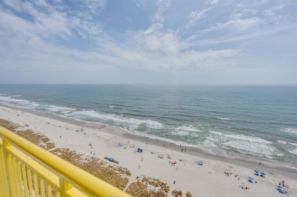Balcony with Amazing Views of the Ocean