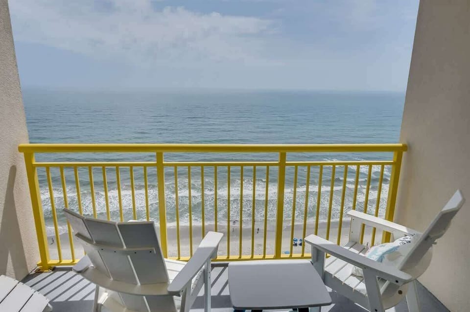 Balcony with Amazing Views of the Ocean