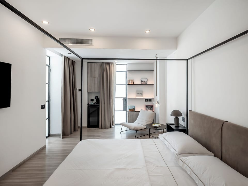 Aqua | Blackout drapes, free WiFi