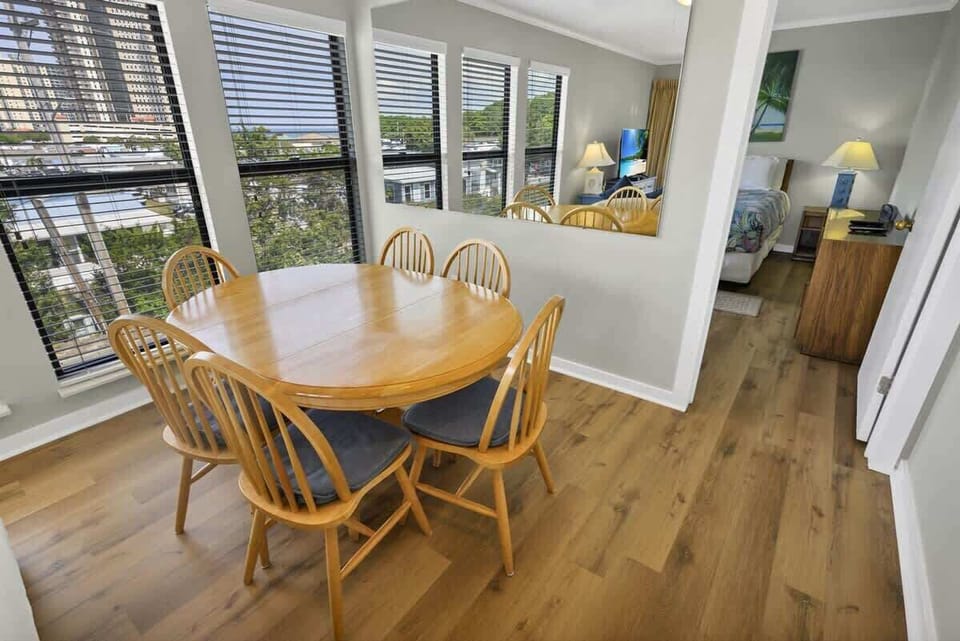 Large Living/Dining Area, Beautifully Decorated