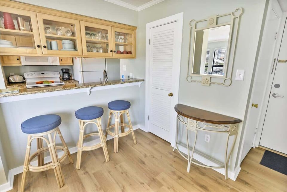 Large Living/Dining Area, Beautifully Decorated