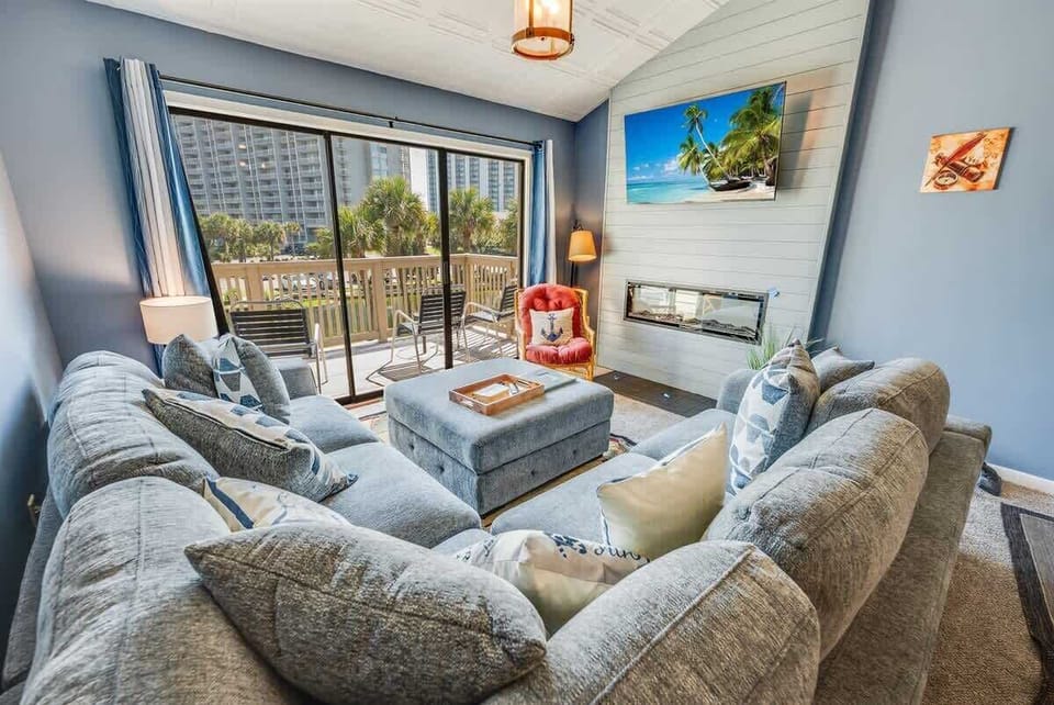 Large Living Area with Amazing Views