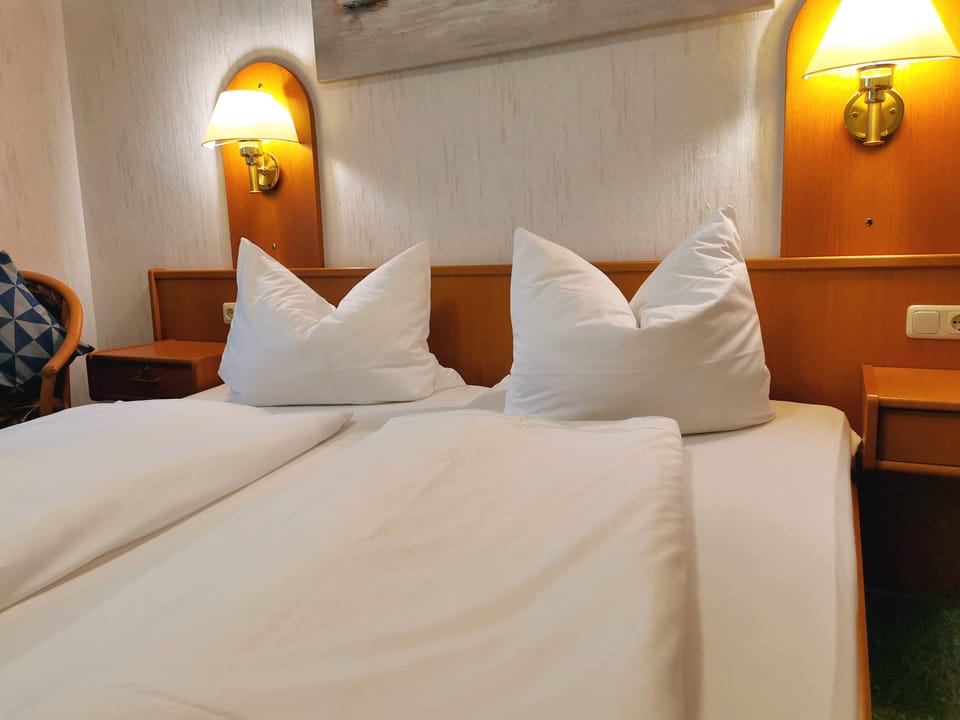 Classic Triple Room | Desk, laptop workspace, free WiFi, bed sheets