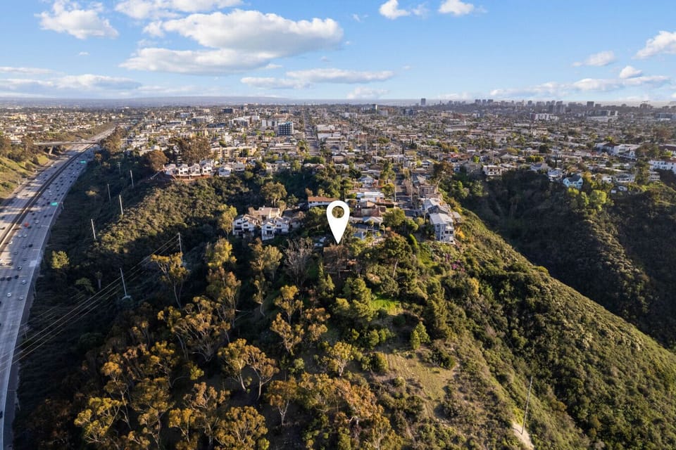 Perfectly perched above the canyon, The SeaBarn offers unmatched privacy with easy access to the city`s best attractions.