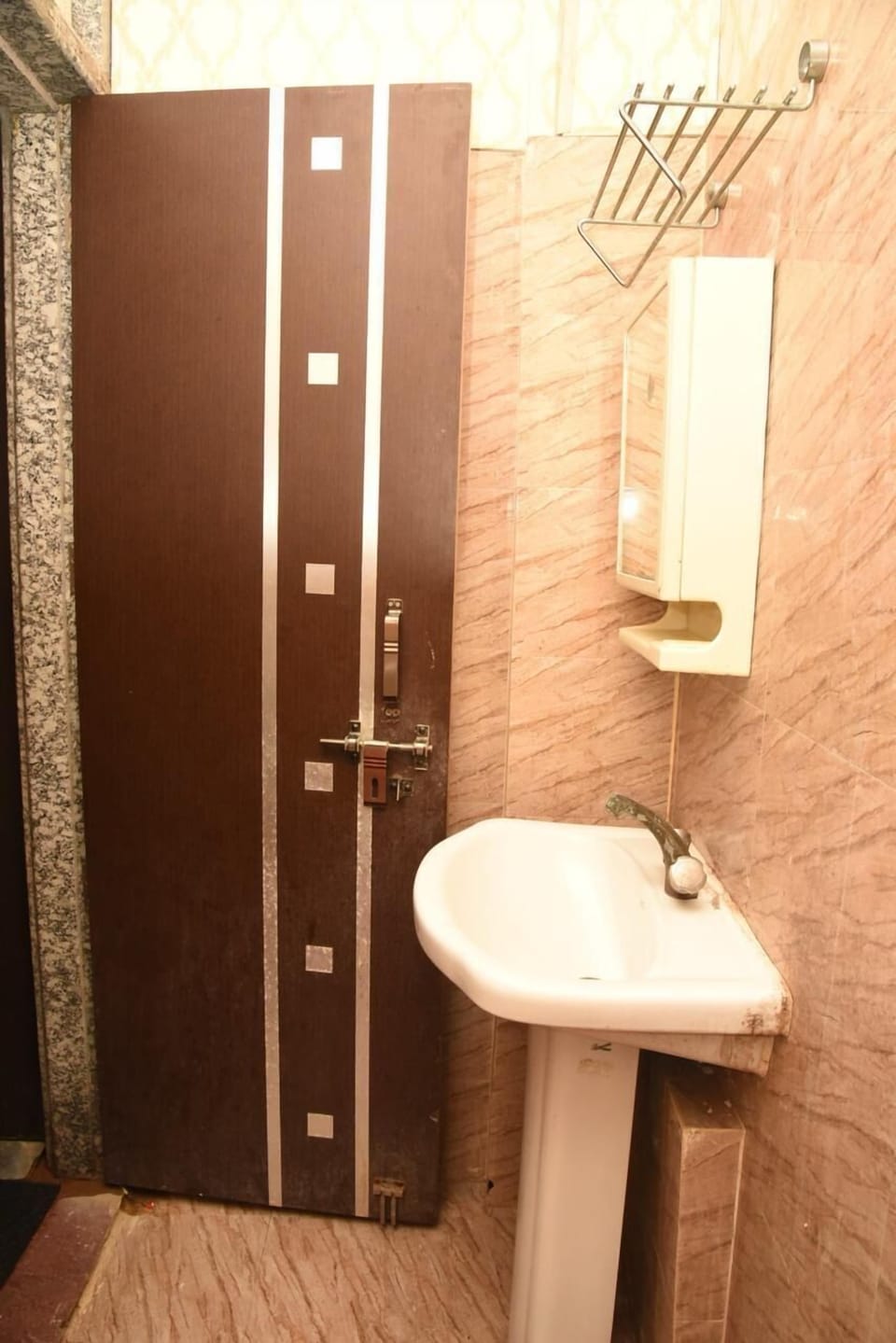 Bidet, towels