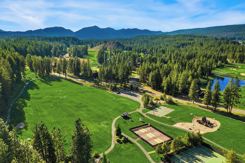 Living the Dream. - Fantastic location across from Dawson Park. Walk to all the park's amenities.