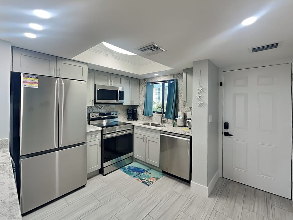 Entry Area to Kitchen