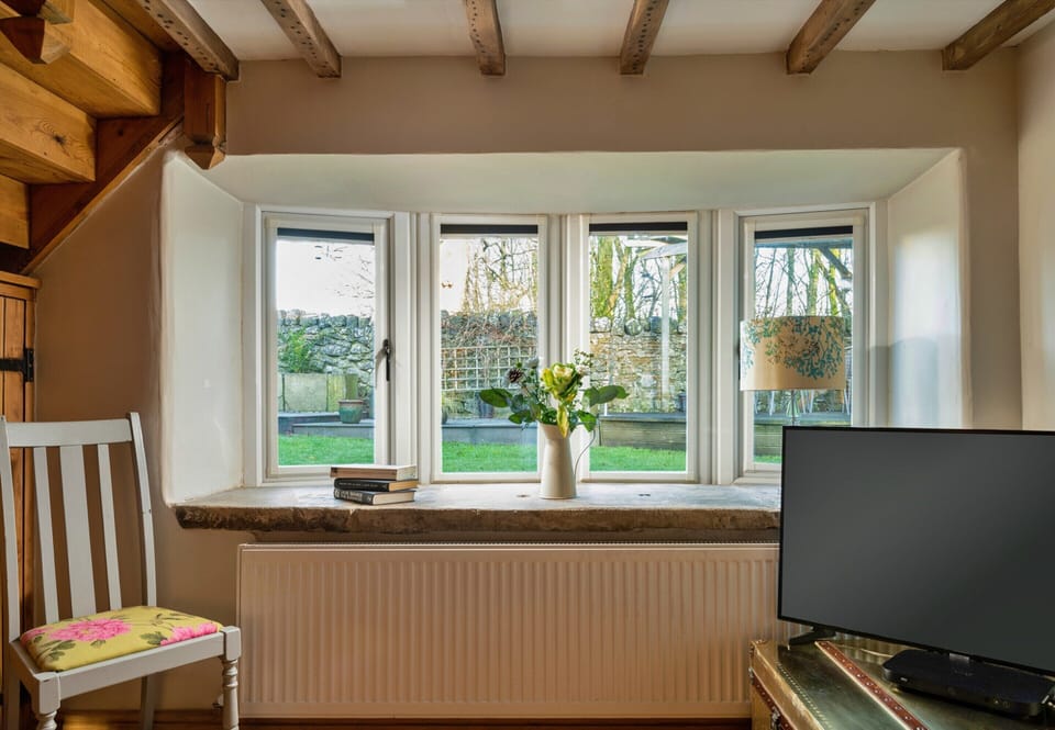 Cozy Cottage in the Heart of Buxton, No Deposit Cottage in High Peak District