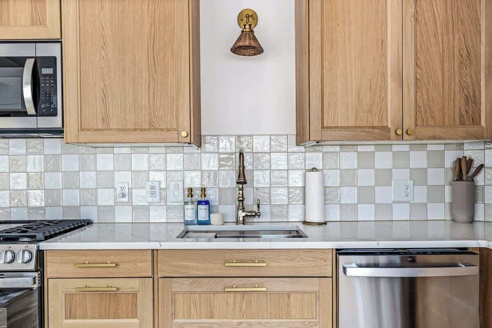 Bright, stylish, and fully equipped. This kitchen is ready for pancake mornings and wine-filled evenings!