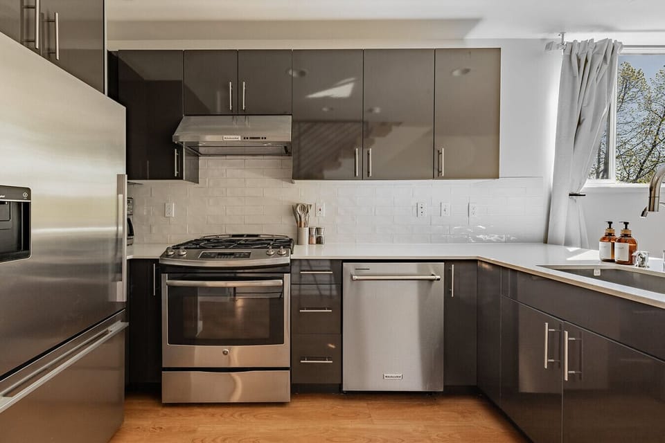 Everything you need and more in this fully stocked kitchen—perfect for home-cooked meals!